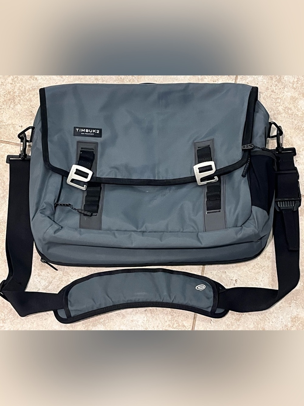 Timbuk2 Command Gray Messenger Bag Buckle  Adjustable Crossbody Water Repel EUC